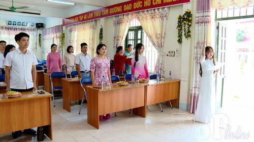 Học sinh Trường THPT Tuần Giáo thực hiện nghi thức tuyên thệ trong Lễ kết nạp Đảng.