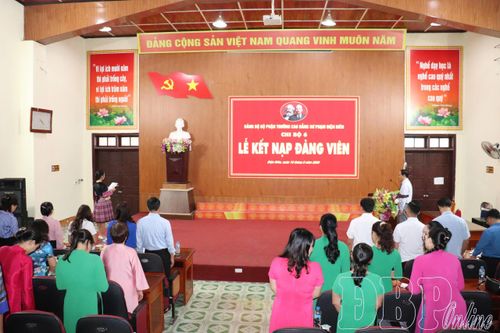 Dưới cờ Đảng, cờ Tổ quốc và chân dung Chủ tịch Hồ Chí Minh, sinh viên Trường Cao đẳng Sư phạm Điện Biên thực hiện nghi thức tuyên thệ với niềm xúc động và quyết tâm cao.