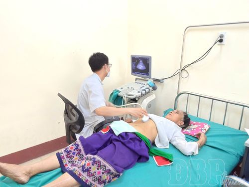 Bác sĩ khám sức khỏe miễn phí cho người dân xã Mường Nhà tại Ngày hội thầy thuốc trẻ làm theo lời Bác, tình nguyện vì sức khỏe cộng đồng năm 2026.
