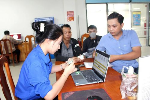 Người dân được cán bộ, đoàn viên Trung tâm Phục vụ hành chính công phường Long Thành hỗ trợ, hướng dẫn khi đến giải quyết thủ tục hành chính. Ảnh: Hồ Thảo