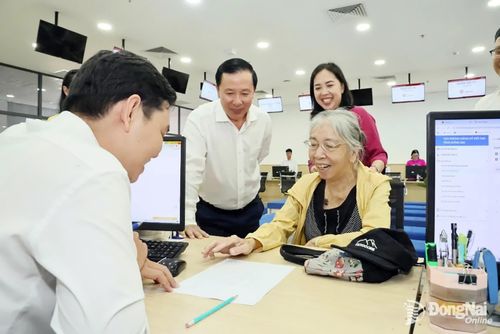 Phó Bí thư Thành ủy, Chủ tịch UBND thành phố Đồng Nai Nguyễn Văn Út thăm hỏi người dân khi đến giải quyết thủ tục hành chính tại Trung tâm Phục vụ hành chính công thành phố. Ảnh: Công Nghĩa