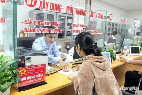 Cán bộ, công chức Trung tâm Phục vụ hành chính công phường Long Thành giải quyết thủ tục hành chính cho người dân. Ảnh: Hồ Thảo