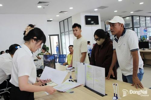 Người dân đến giải quyết thủ tục hành chính tại Trung tâm Phục vụ hành chính công thành phố Đồng Nai. Ảnh: Hồ Thảo