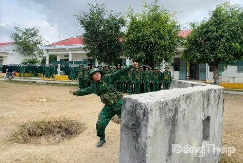 Các chiến sĩ mới thực hành ném lựu đạn xa trúng đích.
