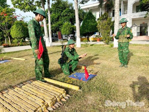 Chiến sĩ mới thực hành kiểm tra đánh thuốc nổ.
