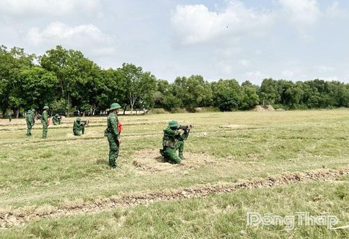 Các chiến sĩ mới thực hành kiểm tra bắn súng tiểu liên AK tư thế quỳ bắn.