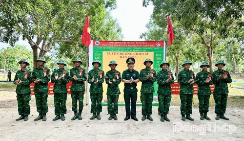 Thượng tá Trương Thành Tiến, Phó Chỉ huy trưởng, Tham mưu trưởng Ban Chỉ huy Bộ đội Biên phòng tỉnh Đồng Tháp tặng hoa bắn giỏi cho các chiến sĩ mới.
