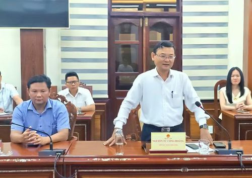  Phó Chủ tịch UBND tỉnh Nguyễn Tự Công Hoàng kiến nghị tháo gỡ vướng mắc trong công tác thẩm định giá NOXH tại buổi làm việc với đoàn công tác của Bộ Xây dựng. Ảnh: Dũng Nhân 
