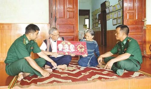 ng Rơ Châm Ét (thứ 2 từ trái sang) luôn tự nhắc mình phải vì cái chung, phát huy tinh thần đoàn kết như lời Bác dạy. Ảnh: Ngọc Thu
