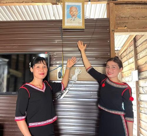 Với chị Đinh Đjơn (bìa trái), việc treo ảnh Bác tại nhà mình là sự nhắc nhở và tạo động lực để phấn đấu mỗi ngày. Ảnh: Vũ Chi