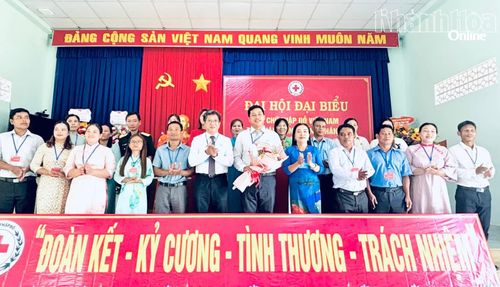 Ban Chấp hành Hội Chữ thập đỏ xã Tây Khánh Vĩnh nhiệm kỳ 2026-2031 ra mắt tại đại hội.