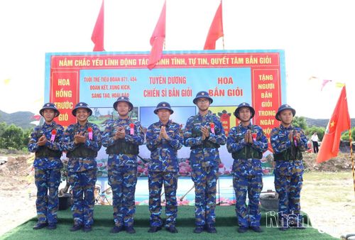 Đại tá Lê Tiến Thành trao hoa bắn giỏi cho chiến sĩ mới.