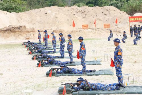 Chiến sĩ mới thực hành kiểm tra bắn súng.