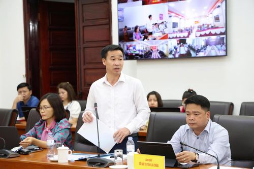 Đồng chí Nguyễn Văn Hiến - Phó Giám đốc Sở Nội vụ phát biểu tại hội nghị.