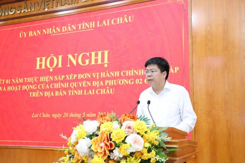 Giám đốc Sở Nội vụ Lò Văn Hương báo cáo 1 năm thực hiện sắp xếp ĐVHC các cấp và hoạt động của chính quyền địa phương 2 cấp tỉnh Lai Châu.