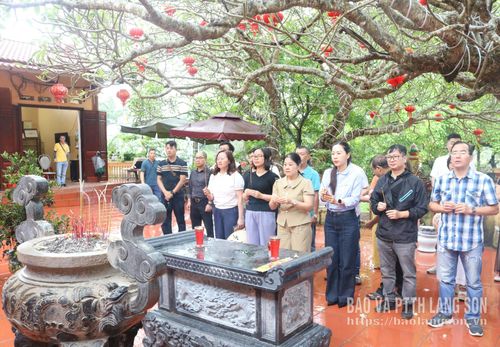Đoàn khảo sát dâng hương tại di tích chùa Bắc Nga (khối Bắc Nga)