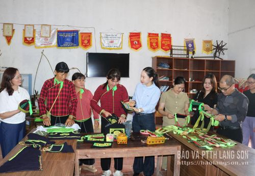 Đoàn tham quan, khảo sát thực tế tại làng nghề may, thêu trang phục dân tộc Nùng Phàn Slình (khối Hợp Tân)