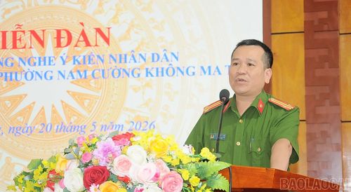 Lãnh đạo Công an phường Nam Cường trực tiếp giải đáp thắc mắc của người dân.