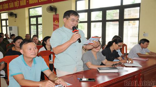 Người dân tham gia đóng góp ý kiến tại diễn đàn “Công an lắng nghe ý kiến Nhân dân”.