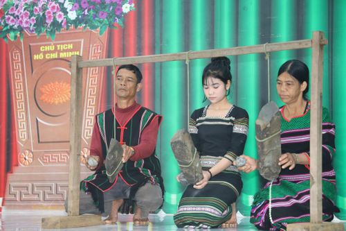 Ông Điểu Gié cùng con gái và vợ biểu diễn đàn đá tại Trường Phổ thông Dân tộc nội trú THCS và THPT Tuy Đức cho học sinh trong giờ ngoại khóa