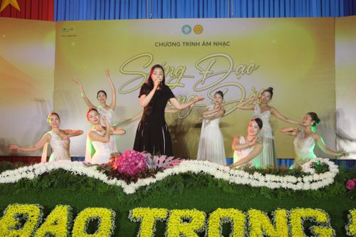 Đà Lạt từng diễn ra nhiều sự kiện văn hóa Phật giáo (Ảnh chụp ca sĩ Hồ Quỳnh Hương trình diễn trong chương trình âm nhạc "Sáng đạo - Trong đời" tại Đà Lạt 2024)