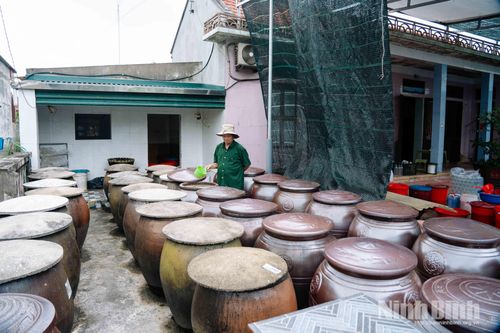 Các chum mắm tiếp tục được phơi để tăng độ đậm đà.