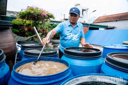 Các bể chượp truyền thống được người dân làng Sa Châu chăm chút qua từng công đoạn.