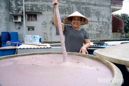 Người làm nghề thường xuyên đảo chượp để nguyên liệu lên men tự nhiên.