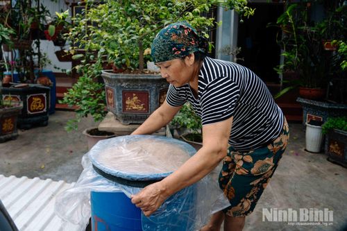 Người dân Sa Châu lựa chọn kỹ nguồn cá tươi để chế biến nước mắm truyền thống.