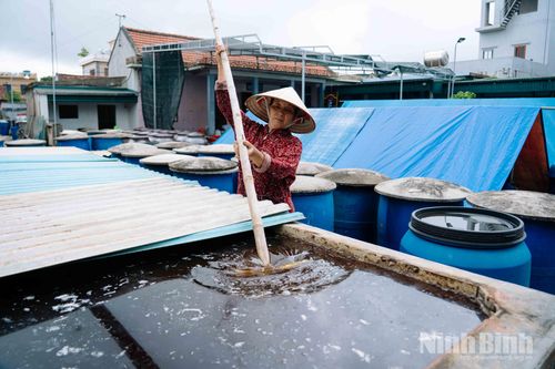 Người dân kiểm tra và kịp thời che đậy ang mắm khi thời tiết chuyển mưa.
