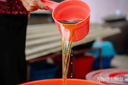 Sau các công đoạn, nước mắm Sa Châu thành phẩm có màu đẹp, đậm vị và giàu đạm.