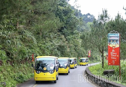 Công ty Cổ phần Lạc Hồng luôn chuẩn bị tốt các dịch vụ giúp du khách đi lại thuận lợi lên Đền thờ Quốc Mẫu Tây Thiên chiêm bái.