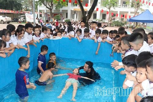 Học sinh Trường Tiểu học Đạo Đức B, xã Xuân Lãng được thầy giáo trực tiếp hướng dẫn kỹ năng bơi.
