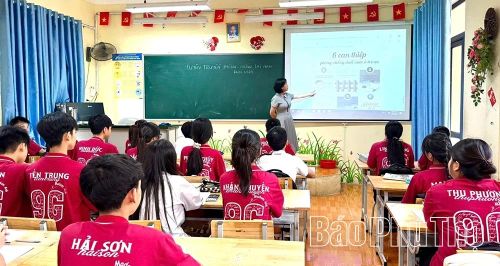 Nhiều kỹ năng phòng chống đuối nước được giáo viên truyền đạt một cách sinh động, dễ nhớ cho các em.