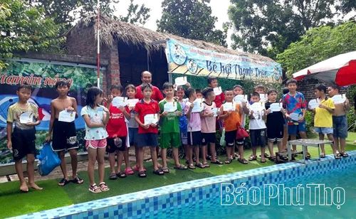 Học sinh Trường Tiểu học Đạo Đức B tham gia các lớp học bơi vào dịp nghỉ hè và được trao chứng chỉ bơi.