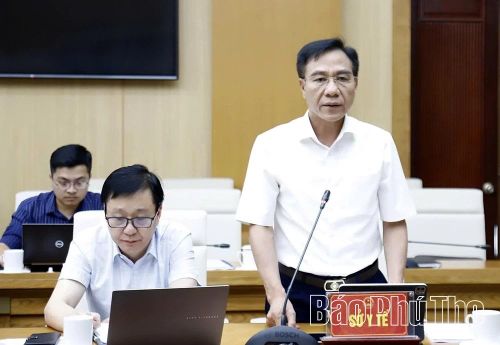 Giám đốc Sở Y tế Nguyễn Hồng Trung phát biểu, làm rõ một số nội dung tại hội nghị.