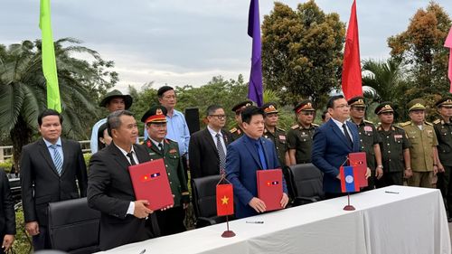 Đại diện lãnh đạo các tỉnh Quảng Trị, Sạ-vẳn-na-khệt, Khăm Muồn ký kết bàn giao hài cốt liệt sĩ - Ảnh: Hoàng Hùng