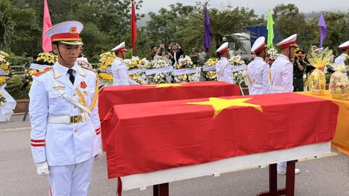 Lễ đón nhận hài cốt liệt sĩ được tổ chức thành kính, trang nghiêm - Ảnh: Hoàng Hùng