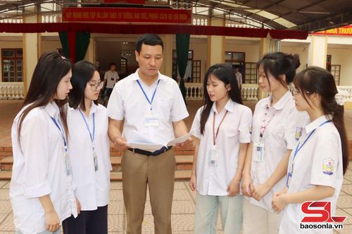 Giáo viên Trường THPT Gia Phù tuyên truyền, định hướng nghề nghiệp cho học sinh sau THPT.