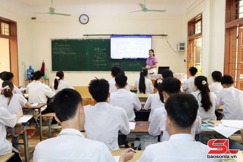 Giờ ôn thi tốt nghiệp của cô và trò Trường THPT Gia Phù.