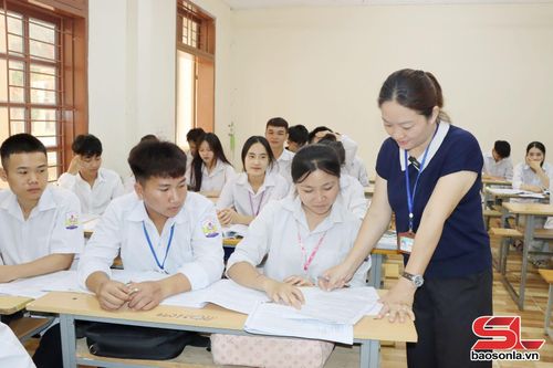 Giờ ôn thi tốt nghiệp của cô và trò Trường THPT Gia Phù.