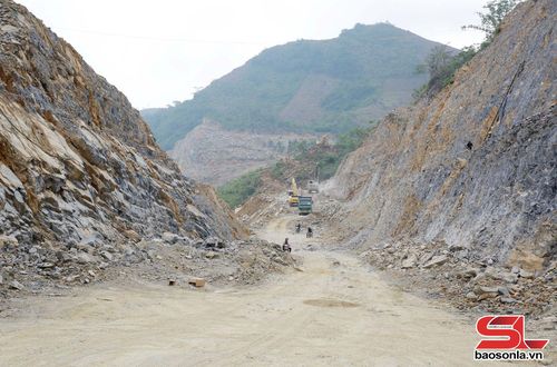 Thi công dự án Xây dựng đường cao tốc Hòa Bình - Mộc Châu, đoạn tuyến thuộc địa phận tỉnh Sơn La.