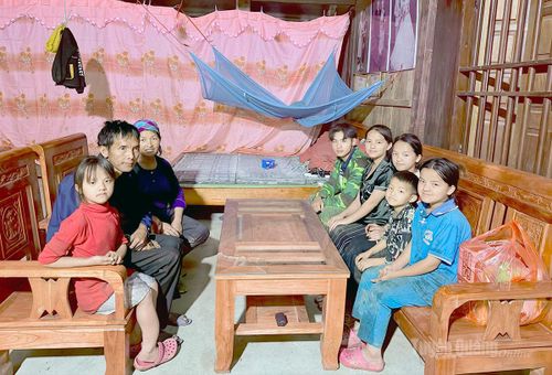 Vợ chồng anh Dương Văn Thắng, thôn Khuổi Ma, xã Hùng Lợi đông con vất vả mưu sinh trong căn nhà nhỏ.