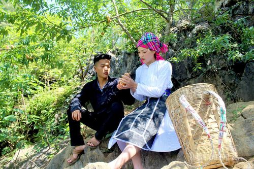 Giây phút nghỉ chân, ngắm nhìn thành quả lao động giữa vườn đào sai trĩu quả.