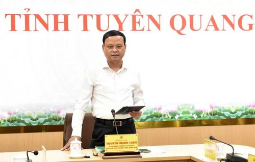 Đồng chí Nguyễn Mạnh Tuấn, Ủy viên Ban Thường vụ Tỉnh ủy, Phó Chủ tịch Thường trực UBND tỉnh báo cáo kết quả thực hiện cao tốc Tuyên Quang- Hà Giang (giai đoạn 1).