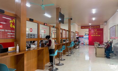 Người dân thực hiện các giao dịch, thủ tục hành chính liên quan đến lĩnh vực đất đai tại Trung tâm Phục vụ hành chính công phường Bắc Kạn.