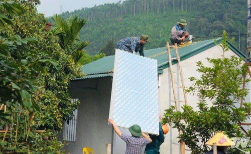 Địa phương huy động lực lượng hỗ trợ người dân tháo dỡ nhà cửa để bàn giao mặt bằng thi công cao tốc Chợ Mới - Bắc Kạn.