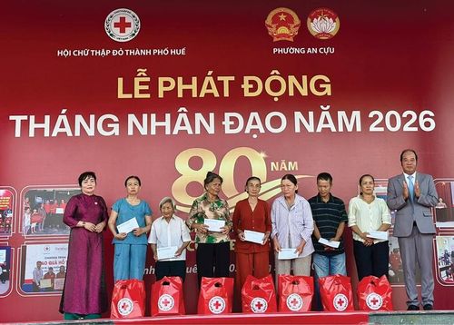 Trao quà hỗ trợ cho các hộ khó khăn tại phường An Cựu trong Lễ phát động “Tháng Nhân đạo” năm 2026