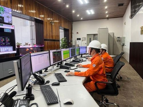Ông Phạm Hữu Trí - Trưởng ca vận hành đang giám sát các thông số của Nhà máy trong một ca trực 