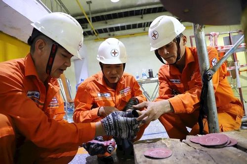 Các kỹ sư, công nhân Công ty thủy điện Sông Tranh tập trung bảo dưỡng thiết bị đảm bảo các tổ máy luôn sẵn sàng phát điện an toàn và liên tục